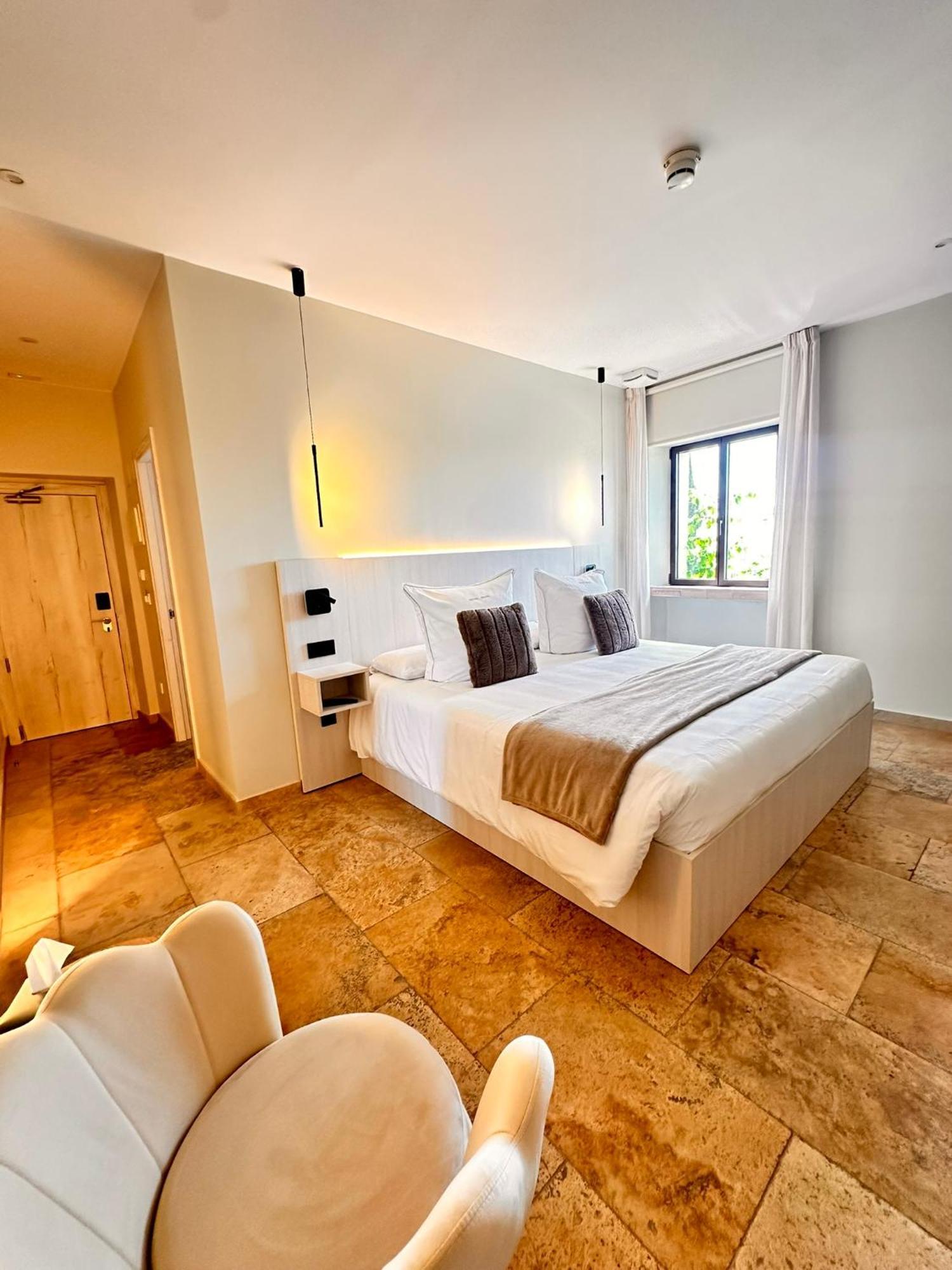 Chambre Triple avec Petit-Déjeuner Inclus (3 Adultes)